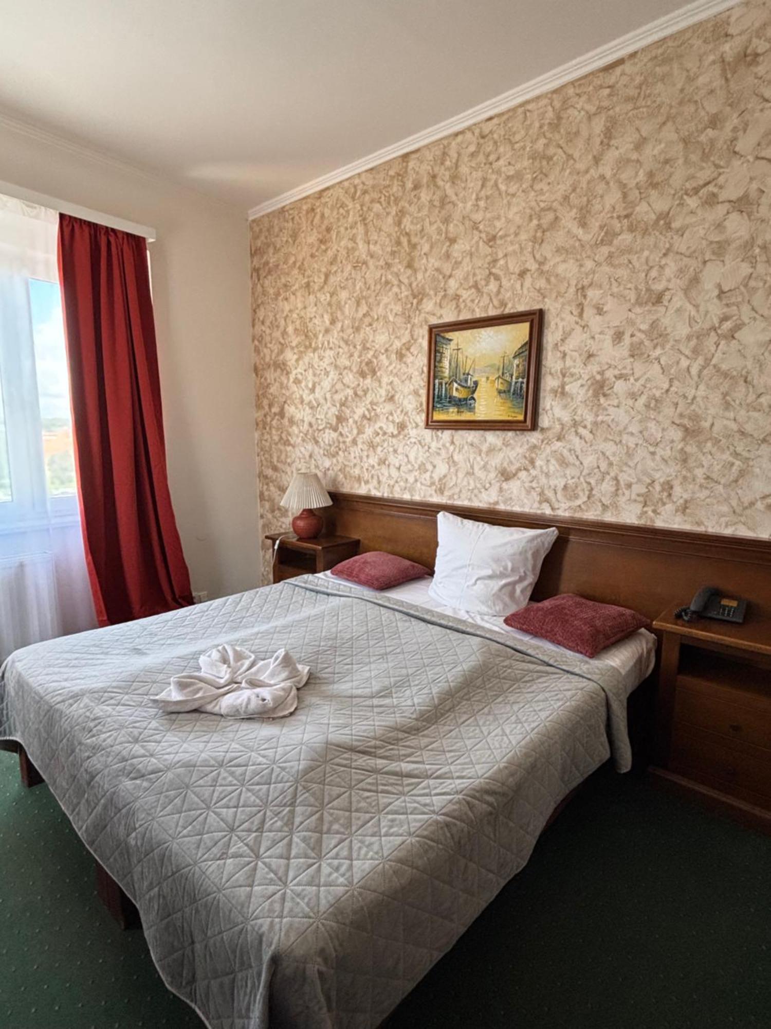 Hotel Bila Ruze Písek Exterior photo
