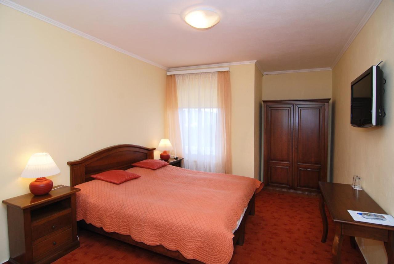 Hotel Bila Ruze Písek Exterior photo